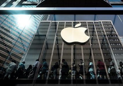 ناشطون يتظاهرون داخل أحد متاجر شركة "ابل" احتجاجاً على علاقتها بدولة الاحتلال