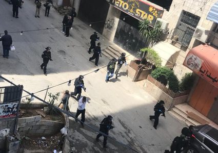 الاحتلال يداهم عشرات المحلات التجارية في مخيم شعفاط