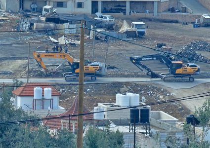 الاحتلال يهدم منزلا وبئر مياه في بلدة إذنا غرب الخليل