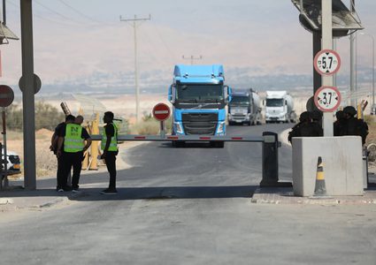 إدارة المعابر و الحدود : إعادة فتح معبر الكرامة أمام الحركة التجارية تدريجيا