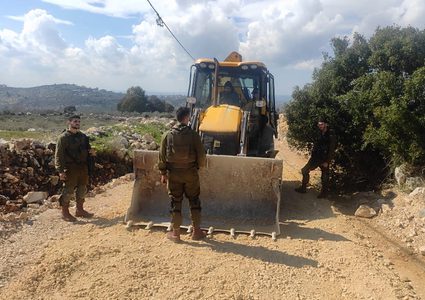 الاحتلال يهدم متنزها ويصادر ممتلكاته ويحطم أشجارا في سلفيت