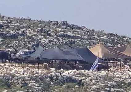 مستوطنون ينصبون خياما فوق أراضي المواطنين في أم صفا