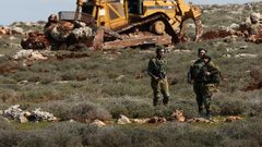 الاحتلال يجرف 20 دونما ويقتلع 600 شجرة ويهدم منشآت وآبارا زراعية غرب الخليل