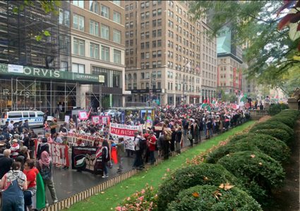 نيويورك: الآلاف يتظاهرون أمام مقر اقامة نتنياهو احتجاجا على جرائمه بحق شعبنا