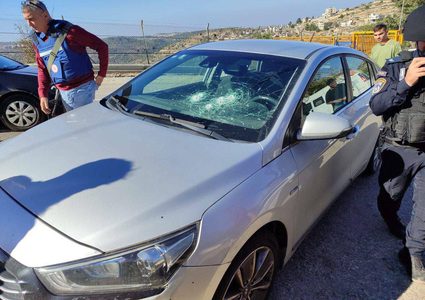 مستوطنون يهاجمون المركبات قرب دورا القرع ويغلقون طريقا شمال رام الله