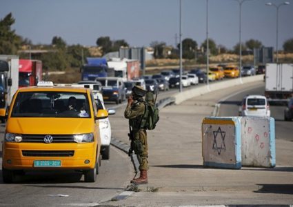 الاحتلال يحتجز مواطن ويعتدي عليه بالضرب