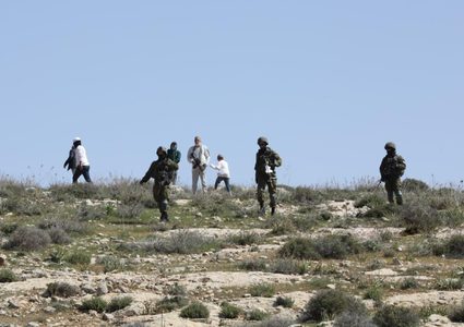 مستوطنون يعتدون على راعي أغنام في دير استيا ويهددونه بالسلاح