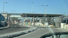 الاحتلال يغلق مدخل بلدة العيزرية شرق القدس