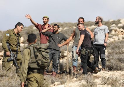 مستعمرون يهاجمون خيام المواطنين في الفارسية