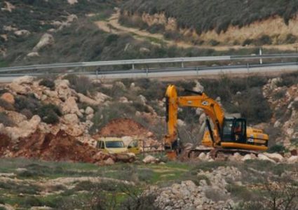 رام الله: الاحتلال يشرع بتجريف أراضٍ في سنجل تمهيدا لإقامة جدار شائك