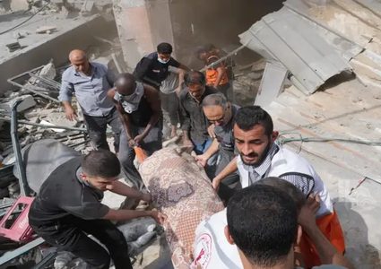 استشهاد امرأة وطفلها في قصف للاحتلال منزل في دير البلح