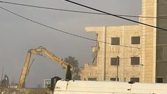 الاحتلال يهدم منشآت تجارية قرب مخيم شعفاط