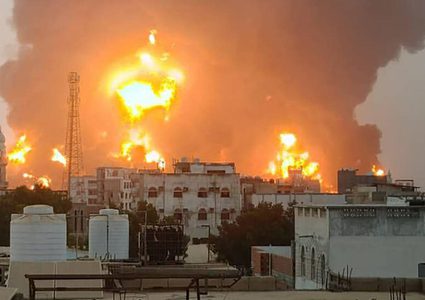 الحوثيون يتوعدون إسرائيل بـ"ردود لا تطيقها" عقب استهداف الحديدة