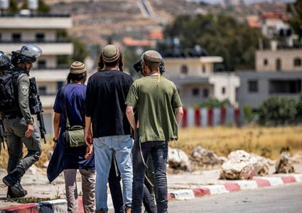 اعتقال شاب خلال هجوم للمستوطنين بحماية قوات الاحتلال على رنتيس