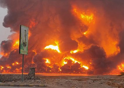 غالانت عقب قصف الحديدة:" لا يوجد مكان بعيد عنا.."