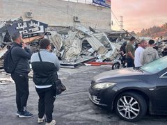 الاحتلال يهدم عددا من المحال والمنشآت التجارية في مخيم شعفاط شمال شرق القدس المحتلة.
