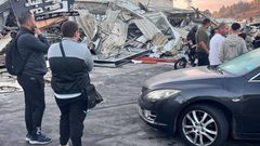 الاحتلال يهدم عددا من المحال والمنشآت التجارية في مخيم شعفاط شمال شرق القدس المحتلة.