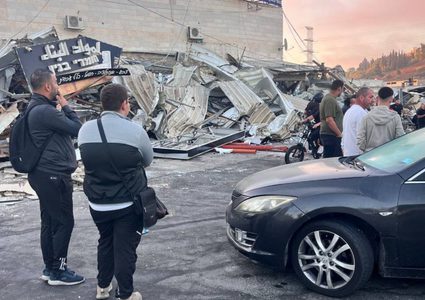 الاحتلال يهدم عددا من المحال والمنشآت التجارية في مخيم شعفاط شمال شرق القدس المحتلة.