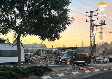 الاحتلال يهدم عددا من المحال والمنشآت التجارية في مخيم شعفاط شمال شرق القدس المحتلة.