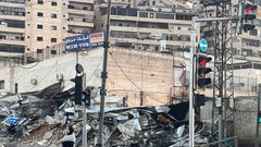 الاحتلال يهدم عددا من المحال والمنشآت التجارية في مخيم شعفاط شمال شرق القدس المحتلة.