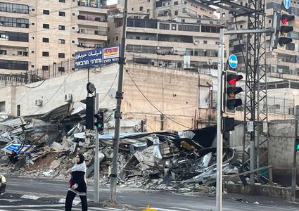 الاحتلال يهدم عددا من المحال والمنشآت التجارية في مخيم شعفاط شمال شرق القدس المحتلة.