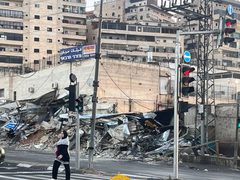 الاحتلال يهدم عددا من المحال والمنشآت التجارية في مخيم شعفاط شمال شرق القدس المحتلة.