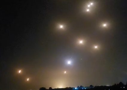 موقع "والا" العبري: عشرات الشبان الفلسطينيين تجمعوا قرب محور "نتساريم" في غزة