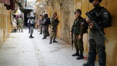 الاحتلال يصعد من إجراءاته القمعية وينكّل بالمواطنين في البلدة القديمة من الخليل