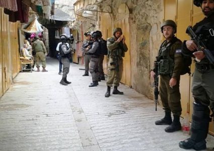 الاحتلال يصعد من إجراءاته القمعية وينكّل بالمواطنين في البلدة القديمة من الخليل