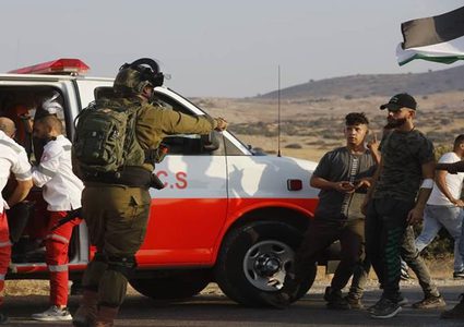 الاحتلال يصيب 3 مسعفين ويعتقل 5 مواطنين بينهم أب ونجلاه في الخليل
