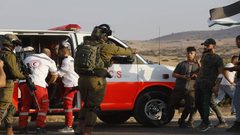 الاحتلال يصيب 3 مسعفين ويعتقل 5 مواطنين بينهم أب ونجلاه في الخليل