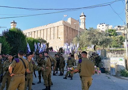 الاحتلال يغلق الحرم الإبراهيمي أمام المصلين تمهيدا لاستباحته من المستوطنين