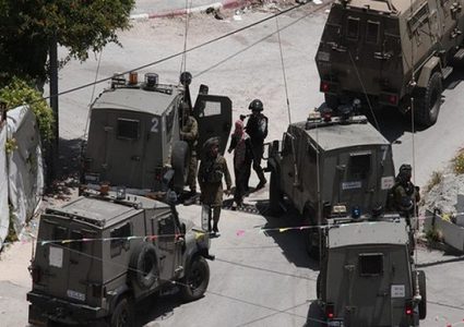 الاحتلال يحتجز عشرات المواطنين على مدخل اذنا غرب الخليل