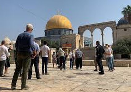 مستعمران يقتحمان المسجد الأقصى ويؤديان طقوسا تلمودية