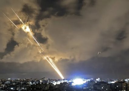 جيش الاحتلال يعترف بسقوط صواريخ إيرانية على قاعدتين جويتين