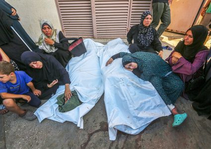 مجزرتان مروعتان في غزة: الاحتلال يقصف مسجدا ومدرسة وسط قطاع غزة ويوقع 24 شهيدًا