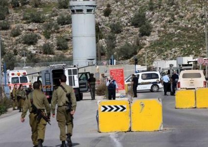 الاحتلال يغلق حاجز بيت فوريك شرق نابلس
