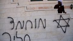 مستوطنون يخطون شعارات عنصرية على السور المحاذي للمسجد الأقصى