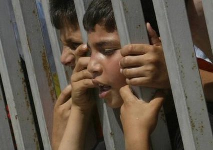 الاحتلال يحتجز شاب في الخليل