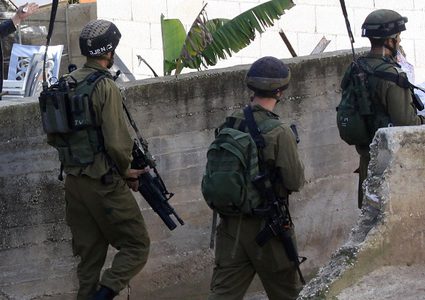 الاحتلال يقتحم ويفتش منازل في الخليل