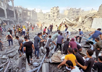 اشتداد القصف على مخيم جباليا: عشرات الشهداء والجرحى ملقون في الشوارع والأزقة