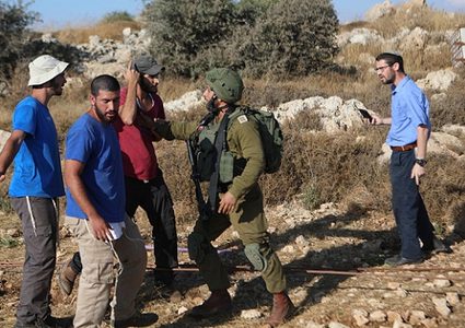 مستوطنون يهاجمون قرية أم صفا شمال غرب رام الله