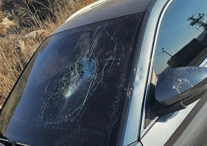 مستوطنون يهاجمون مركبات المواطنين قرب الخان الأحمر