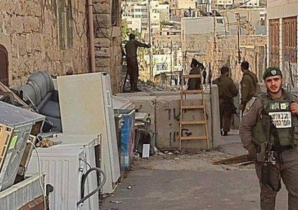 الاحتلال يشدد حصاره على تل الرميدة بالخليل ومستوطنون ينظمون مسيرة استفزازية