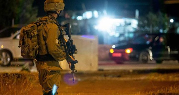 الاحتلال يعتقل مواطنا بعد إطلاق النار على مركبته شرق يطا