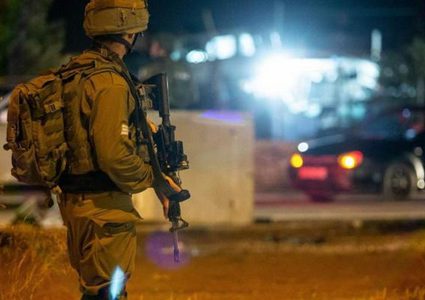 الاحتلال يعتقل مواطنا بعد إطلاق النار على مركبته شرق يطا