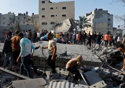 12 شهيدًا بينهم 9 من عائلة واحدة جراء غارات إسرائيلية على الشجاعية والنصيرات