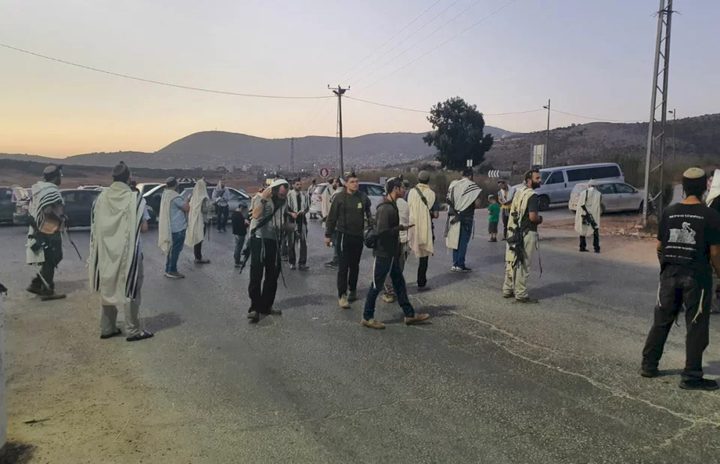 مستوطنون يغلقون طريقا زراعيا في قصرة بالسواتر الترابية