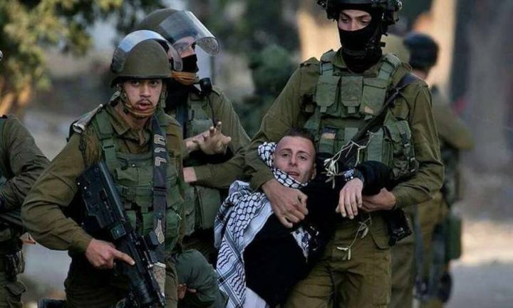 حملة اعتقالات تطال 22 مواطنا في الضفة