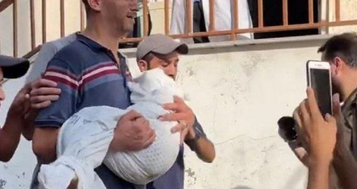 5 شهداء من عائلة واحدة بينهم طفلة رضيعة في قصف الاحتلال لخان يونس